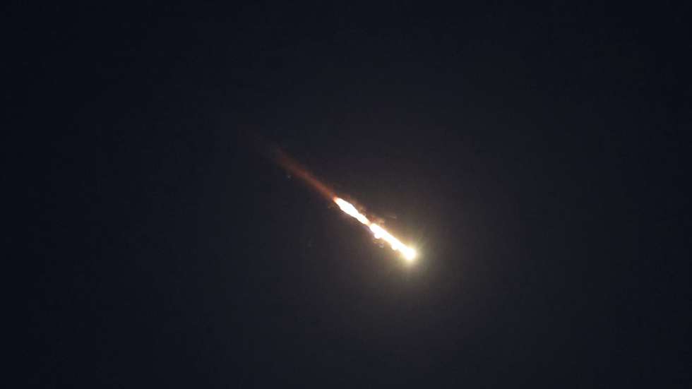epa12812373 A projectile crosses the sky over Tel Aviv, Israel, 11 March 2026, as siren sounds across central Israel. The Israeli military reported that it detected missiles launched from Iran following earlier US and Israeli strikes. Israel has extended restrictions on movement and limited public gatherings to 50 people in public spaces following the threat of ballistic missile launches from Iran.  EPA/ABIR SULTAN -- BEST QUALITY AVAILABLE