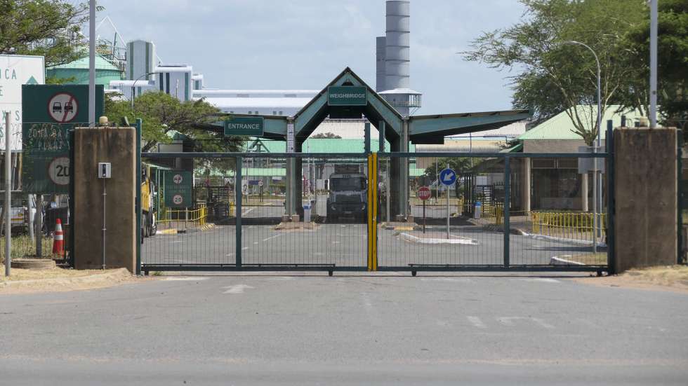 Entrada para as instalações da Mozal, em Maputo, Moçambique, 26 de fevereiro de 2026. Nas empresas do Parque Industrial de Beluluane, o maior de Moçambique, fazem-se contas à vida, já que cerca de 40% das indústrias ainda prestam serviços à Mozal, a maior fundição de África e que suspende a atividade em 15 de março. (ACOMPANHA TEXTO DA LUSA DO DIA 02 DE MARÇO DE 2026). LINA CEBOLA/LUSA