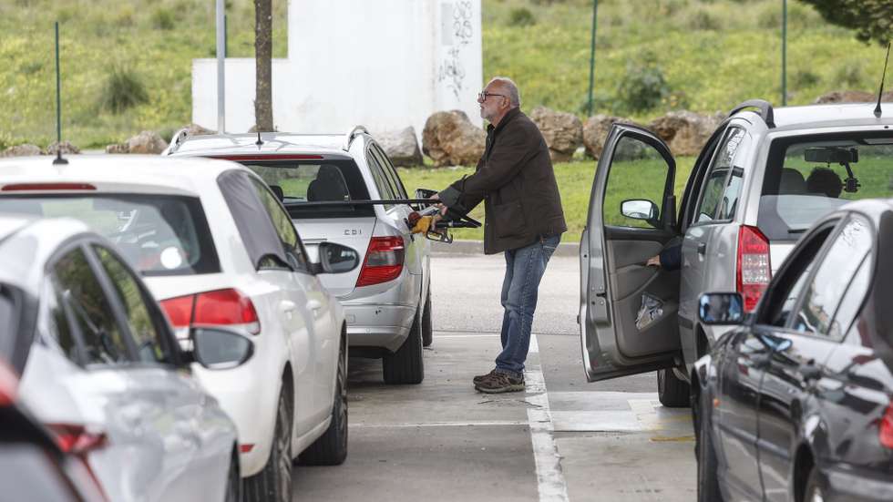 Um automobilista abastece a sua viatura num posto de combustíveis, em virtude do esperado aumento dos combustíveis, em Alfragide, Amadora, 06 de março de 2026. Os preços dos combustíveis em Portugal deverão aumentar na próxima semana, num contexto de tensão no Médio Oriente, com o gasóleo simples a subir cerca de 25 cêntimos por litro e a gasolina sete cêntimos, segundo fonte do mercado.ANTÓNIO PEDRO SANTOS/LUSA