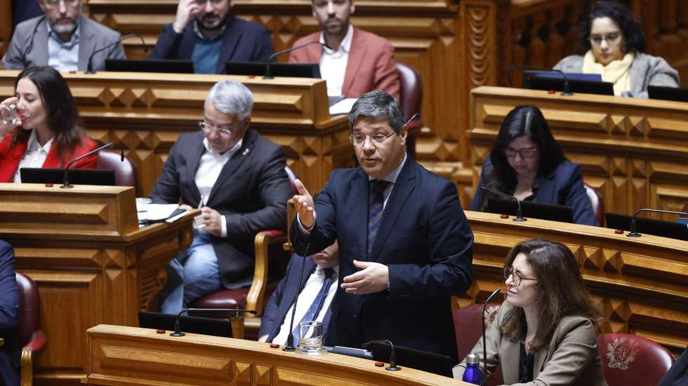 O deputado do Partido Socialista, Eurico Brilhante Dias (C), intervém na sessão plenária, com a presença do ministro Adjunto e da Reforma do Estado, Gonçalo Matias (ausente da foto), na Assembleia da República, em Lisboa, 27 de fevereiro de 2026. ANTÓNIO PEDRO SANTOS/LUSA
