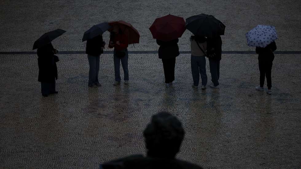 Turistas passeiam em dia de chuva na Avenida dos Aliados, no Porto, 10 de fevereiro de 2026. ESTELA SILVA/LUSA