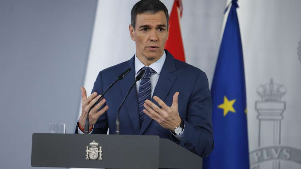 epa12836278 Spanish Prime Minister Pedro Sanchez addresses the media after an extraordinary Cabinet meeting at Moncloa Palace in Madrid, Spain, 20 March 2026, to announce that the government has approved an economic plan worth 5 billion euros to mitigate the effects of inflation in the country caused by the Iran war.  EPA/Javier Lizón