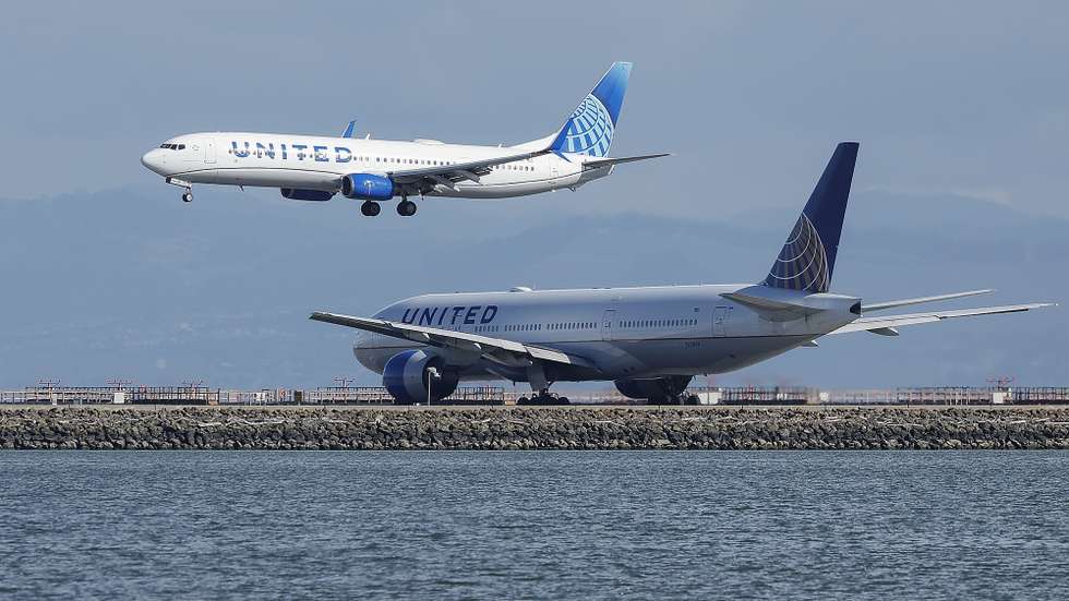 epa12527201 A United airlines passenger jet lands at the San Francisco International Airport (SFO) as seen from Bayfront Park in Burlingame, California, USA, 14 November 2025. Officials warned it may take days for airports to get back up to speed despite President Donald Trump signing a bill to end the government shutdown on 12 November.  EPA/JOHN G. MABANGLO