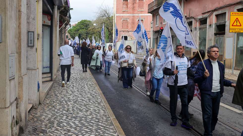 Professores e educadores participam no cordão humano, organizado pela Fenprof, com início no Jardim da Estrela, terminando na residência oficial do Primeiro-Ministro, para entregar “milhares de postais”, que recolheram entre 19 de fevereiro e 4 de março, durante a caravana “Somos professores e damos rosto ao futuro” que percorreu todo o país, em Lisboa, 20 de março de 2026. MANUEL DE ALMEIDA/LUSA