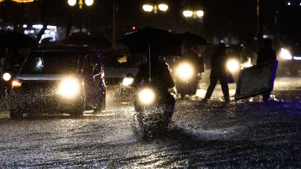 epa12800329 Kenyans cross flooded roads during heavy rain in Nairobi, Kenya, 06 March 2026. The storm leaves many motorists and passengers stranded during the evening rush hour. The Kenya Meteorological Department warns of heavy rainfall in Nairobi and surrounding counties over the next 24 hours.  EPA/DANIEL IRUNGU