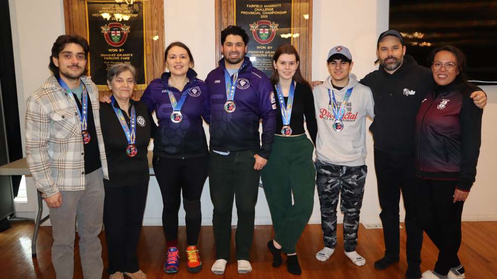 Atletas e membros da comunidade após a 4.ª Taça de Portugal de Curling – Duplas Mistas em Hamilton no Ontário, Canadá, 23 de março de 2026. A dupla foi selecionada para representar Portugal na qualificação para o Campeonato do Mundo. A Federação de Desportos de Inverno de Portugal conta atualmente com cerca de 170 atletas federados na modalidade, incluindo 18 no Canadá em duplas mistas, estando identificados cerca de 30 atletas com nível competitivo. SÉRGIO MOURATO/LUSA