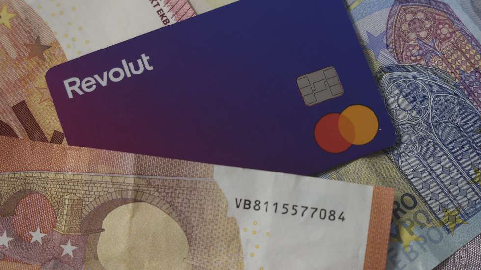 Cartão bancario da Revolut, em Lisboa, 10 de outubro de 2025. ANTÓNIO COTRIM/LUSA