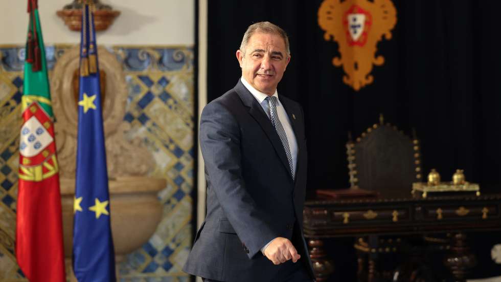 O presidente do Governo Regional dos Açores, José Manuel Bolieiro, momentos antes de falar aos jornalistas no final da audiência com o Presidente da República, António José (ausente na fotografia) no Palácio de Belém, em Lisboa, 25 de março de 2026. JOÃO RELVAS/LUSA