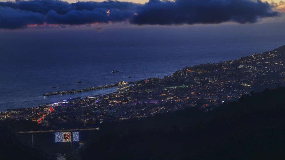 O espetáculo de fogo-de-artifício que assinala a passagem de ano na Madeira vai ocorrer às 00:00 de quinta-feira, depois de o Governo Regional ter ponderando antecipá-lo para as 20:00 de quarta-feira, devido ao mau tempo, indicou hoje o executivo. O IPMA colocou a costa sul e as regiões montanhosas da ilha da Madeira sob aviso laranja na quinta-feira, 01 de janeiro de 2026, com previsão de chuva por vezes forte, que poderá ser ocasionalmente sob a forma de granizo. Funchal, ilha da Madeira, 30 de dezembro de 2025. O tradicional espetáculo pirotécnico, um dos maiores cartazes da Madeira, decorre no Funchal e terá a duração de oito minutos, com fogo lançando a partir de 58 postos – 26 localizados no anfiteatro, 25 na avenida marginal e cinco em embarcações ao largo da baía –, num total de 22 toneladas de material pirotécnico e 97 mil disparos. HOMEM DE GOUVEIA/ LUSA