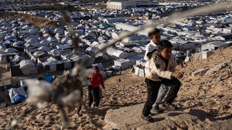 epa12846615 Palestinian displaced children play next to their tents inside a temporary shelter camp set up in the center of Khan Younis, southern Gaza Strip, 24 March 2026.  EPA/HAITHAM IMAD