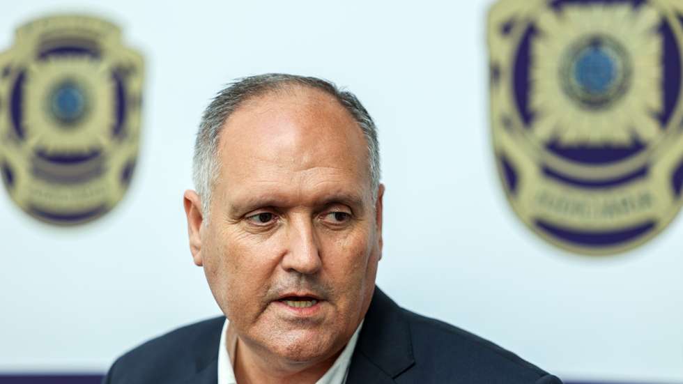 O diretor da Unidade de Combate ao Cibercrime da Polícia Judiciária designada UNC3T, Carlos Cabreiro, fala aos jornalistas sobre a operação policial "Constelações" desencadeada hoje pela PJ, através da Unidade Nacional de Combate ao Cibercrime e à Criminalidade Tecnológica (UNC3T) e pelo Departamento Central de Investigação e Ação Penal, no decurso da qual foram realizadas 51 buscas domiciliárias em Lisboa, Porto, Coimbra, Setúbal e Bragança, e detidas 45 pessoas, fortemente indiciadas pela prática de crimes de associação criminosa, burla informática, falsidade informática e acesso ilegítimo e indevido, Lisboa, 25 de junho de 2025. Os detidos, 35 homens e 10 mulheres, com idades compreendidas entre os 18 e os 39 anos, serão presentes à autoridade judiciária competente, no Ministério Público. MIGUEL A. LOPES/LUSA