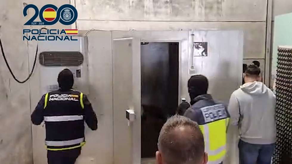 A polícia espanhola desmantelou uma organização criminosa que introduzia droga na Europa através de um túnel labiríntico e sofisticado, numa estrutura semelhante ao de uma mina, entre Marrocos e Ceuta, um enclave de Espanha no norte de África.
O "’narcotúnel’ labiríntico, com três níveis, carris, vagões e sistemas de roldanas e gruas" foi localizado em Ceuta dentro de uma operação para desmantelar "a rede das redes de haxixe", revelou hoje a Polícia Nacional de Espanha, num comunicado. POLÍCIA NACIONAL DE ESPANHA / LUSA