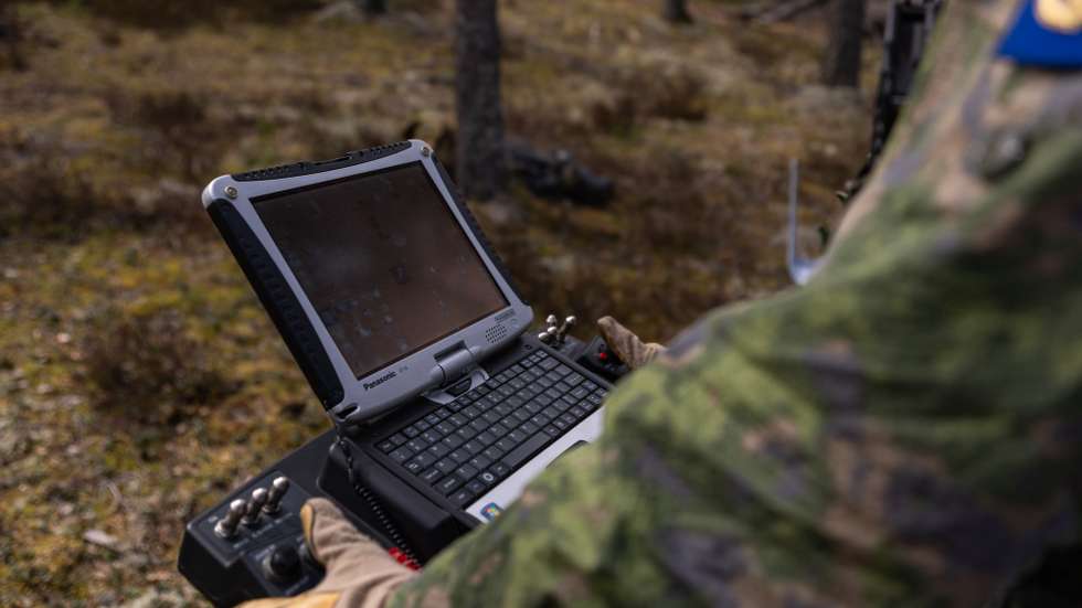 epa12062450 A soldier operates a drone as he takes part in the army mechanized exercise Mighty Arrow 25 at the Pohjankangas shooting and training area in Niinisalo, Finland, 29 April 2025. The exercise will be held from 24 April to 13 May, with the participation of Britain, Germany, Estonia and Lithuania.  EPA/PIRJO TUOMINEN