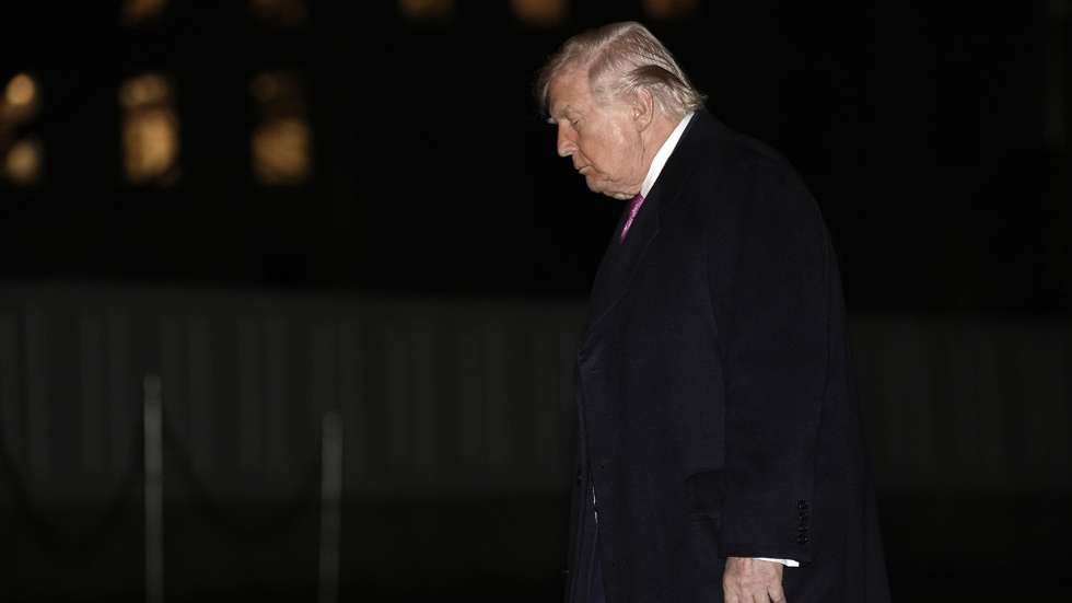 epa12859605 US President Donald Trump walks on the South Lawn of the White House upon his return to Washington, DC, USA, 29 March 2026.  EPA/Yuri Gripas / POOL