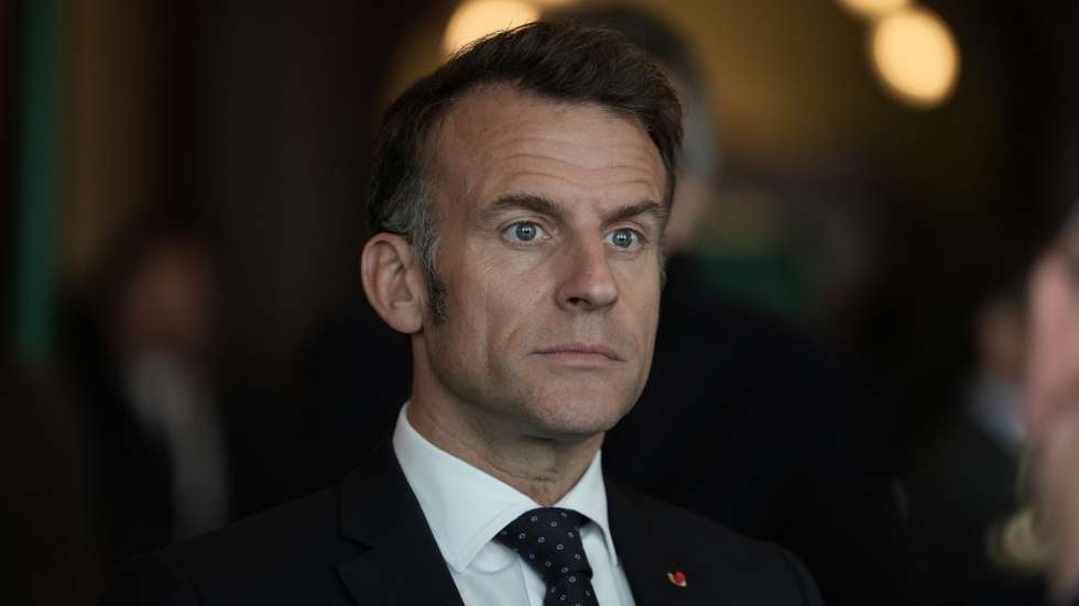 epa12854417 French President Emmanuel Macron speaks with employees as he visits Disneyland Paris ahead of the inauguration of the 'World of Frozen' in Marne-la-Vallee, east of Paris, France, 27 March 2026.  EPA/Thibault Camus / POOL  MAXPPP OUT