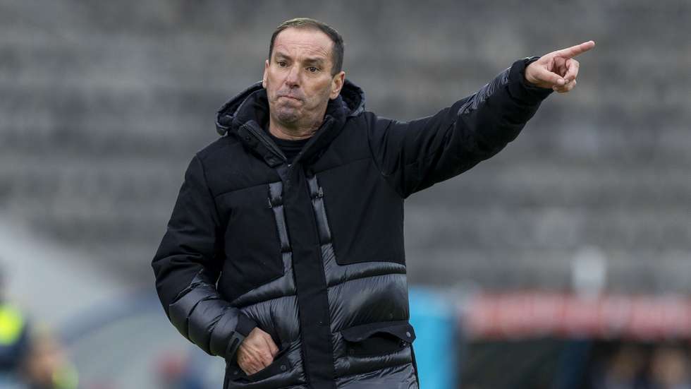 O treinador do Santa Clara, Petit, reage durante o jogo da Primeira Liga de futebol contra o Gil Vicente realizado no Estádio de São Miguel, em Ponta Delgada, ilha de São Miguel, Açores, 21 de março de 2026. EDUARDO COSTA/LUSA
