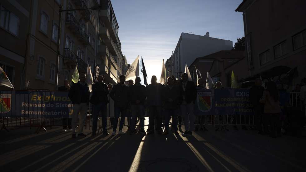 Protesto de sindicatos e associações das forças e serviços de segurança para exigir alterações ao Orçamento do Estado junto à residência oficial do primeiro-ministro, Lisboa, 22 de novembro de 2023. A Comissão Coordenadora Permanente  dos Sindicatos e Associações dos Profissionais das Forças e Serviços de Segurança, que integra sindicatos e associações da GNR, PSP, Polícia Marítima, Guarda Prisional e ASAE, exige a revisão imediata das remunerações destes profissionais. CARLOS M. ALMEIDA/LUSA