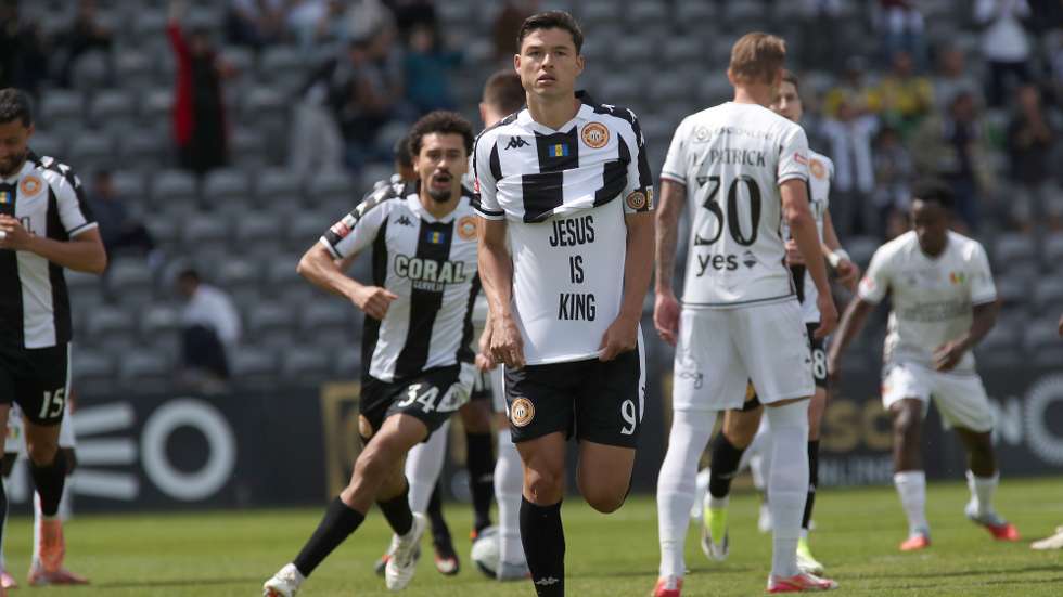 O jogador do Nacional, J. Ramirez, festeja após marcar um golo contra o Estrela da Amadora durante o jogo da I Liga de futebol realizado no Estádio da Madeira, no Funchal, 4 de abril de 2026. HOMEM DE GOUVEIA/LUSA