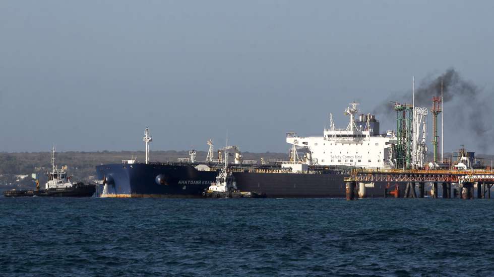 epa12862264 The Russian oil tanker Anatoli Kolodkin manoeuvres in Matanzas Bay, Cuba, 31 March 2026. The vessel, which belongs to Sovcomflot and has been under US sanctions since 2024, departed from the Russian port of Primorsk on 09 March and marks the island's first major oil shipment in three months.  EPA/STRINGER