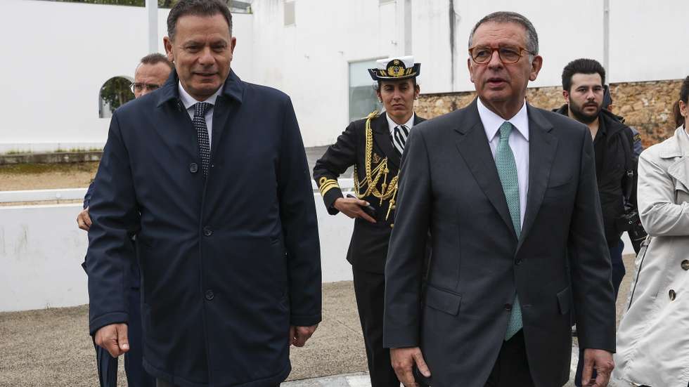 O Presidente da República, António José Seguro (D), acompanhado pelo primeiro-ministro, Luís Montenegro, no final da cerimónia de assinatura do protocolo entre a Estrutura de Missão e várias fundações, na Central Elétrica de Tomar – Núcleo Museológico, no segundo dia da sua primeira Presidência aberta dedicada ao distrito de Santarém, em Tomar, 07 de abril de 2026. PAULO NOVAIS/LUSA