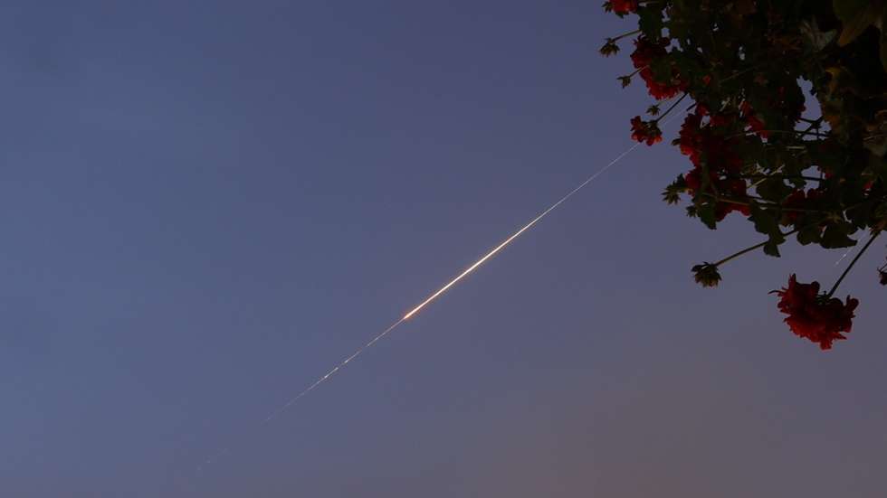 epa12866296 Projectile trails cross the sky above Jerusalem, 02 April 2026, as sirens alerting of incoming ballistic missiles sound across Israel. The Israeli military reported that it had detected missiles launched from Iran toward Israel as regional tensions escalate.  EPA/ABIR SULTAN