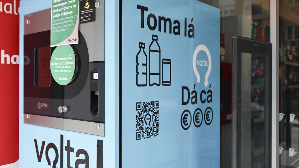 Máquina automática "Volta" de recolha de embalagens de bebidas não reutilizáveis