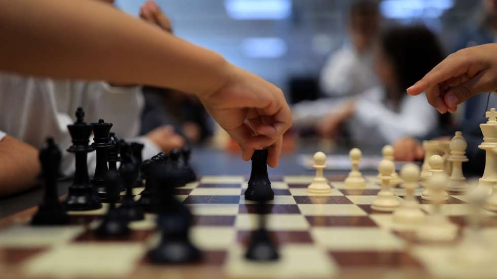 Alunos da Escola Fontes Pereira de Melo, jogam xadrez na biblioteca, no Porto, 15 de setembro de 2025. Todas as escolas do Agrupamento do Fontes Pereira de Melo, mesmo do ensino secundário, estão proibidos de usar telemóveis, ‘smartphones’ e ‘smartwatches”, mas há exceções para ajudar alunos cuja língua materna não seja o português. A partir do ano letivo que agora começa passa a ser regra a proibição do uso de 'smartphones' no 1.º e 2.º ciclos do ensino básico e são recomendadas "medidas restritivas" no 3.º ciclo que desincentivem a utilização destes equipamentos nas escolas. (ACOMPANHA TEXTO DE 15 DE SETEMBRO DE 2025). ESTELA SILVA/LUSA
