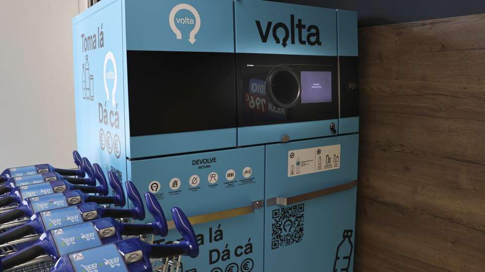 Máquina automática "Volta" de recolha de embalagens de bebidas não reutilizáveis, como garrafas e latas, em plástico, metal ou alumínio, para reciclagem, do novo Sistema de Depósito e Reembolso (SDR), que o Governo encara como dos maiores projetos ambientais de Portugal e que entra em funcionamento a partir do dia 10 de abril, em Lisboa, 08 de abril de 2026. ANTÓNIO COTRIM/LUSA