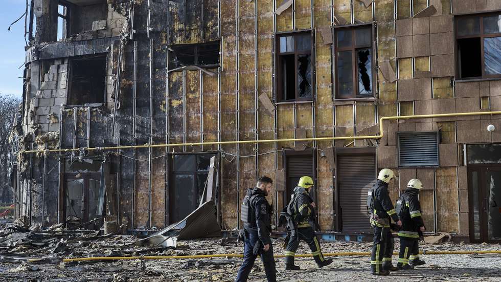 epa12866285 Ukrainian rescuers work at the site of a Russian drone strike on a residential building in Kharkiv, northeastern Ukraine, 02 April 2026, amid the Russian invasion. At least two women were injured in the attack, the State Emergency Service of Ukraine reported.  EPA/SERGEY KOZLOV