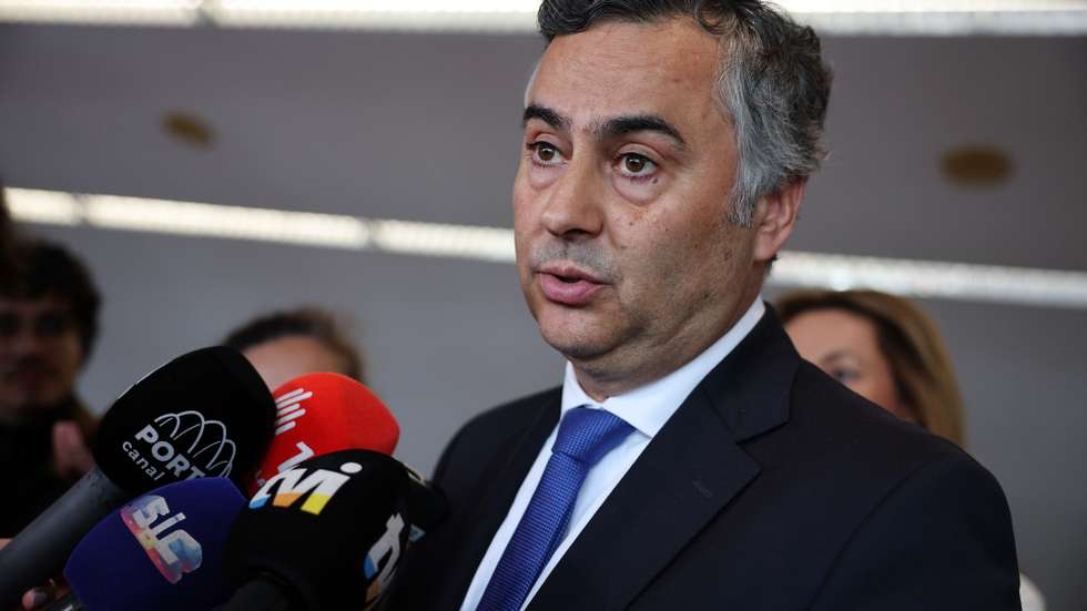 O ministro da Educação, Ciência e Inovação, Fernando Alexandre, fala à comunicação social no fim da iniciativa “Construir Educação, Aproximar Territórios”, no Instituto Superior de Engenharia do Porto, 13 de abril de 2026. ESTELA SILVA/LUSA