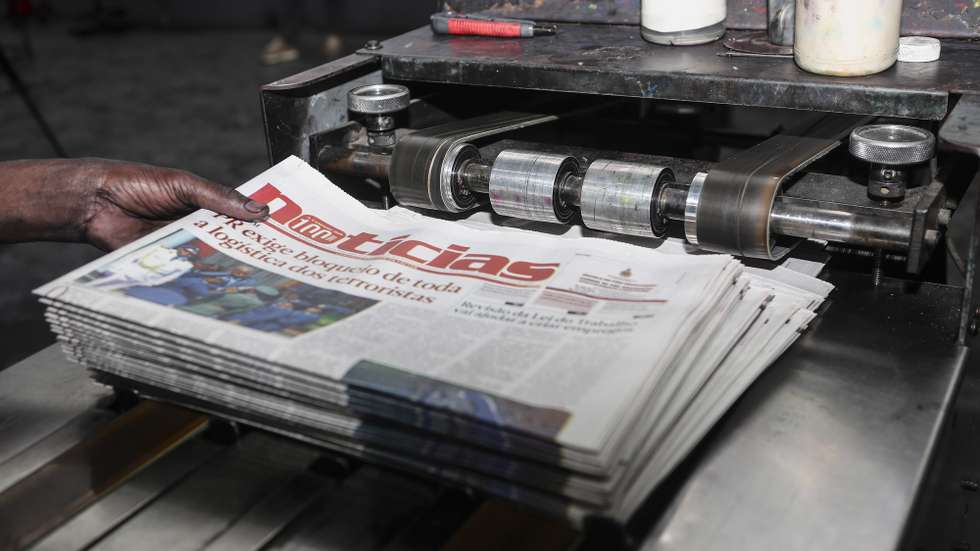 Impressão do Jornal Notícias, o maior e mais antigo diário moçambicano, em Maputo, Moçambique, 24 de fevereiro de 2026. O jornal Notícias, diário moçambicano mais antigo, completa em abril 100 anos com tiragem que baixou em 20 mil exemplares em 10 anos, estando a apostar em plataformas digitais face ao desafio de levar o matutino a lugares recônditos. (ACOMPANHA TEXTO DA LUSA DO DIA 23 DE MARÇO DE 2026). LUÍSA NHANTUMBO/LUSA