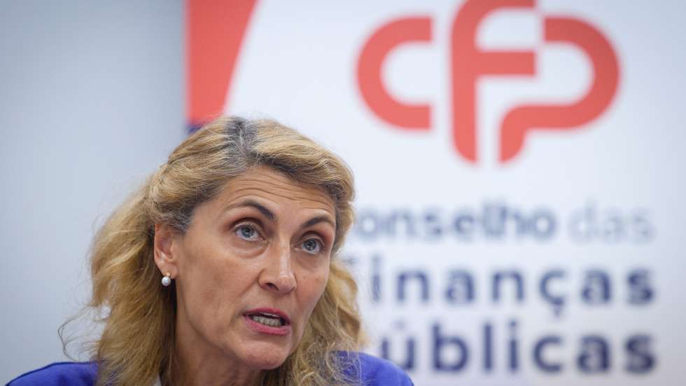 A presidente do Conselho das Finanças Públicas, Nazaré da Costa Cabral, intervém na conferência de imprensa sobre a publicação do relatório "Perspetivas Económicas e Orçamentais 2026-2030", em Lisboa, 15 de abril de 2026. ANTÓNIO PEDRO SANTOS/LUSA