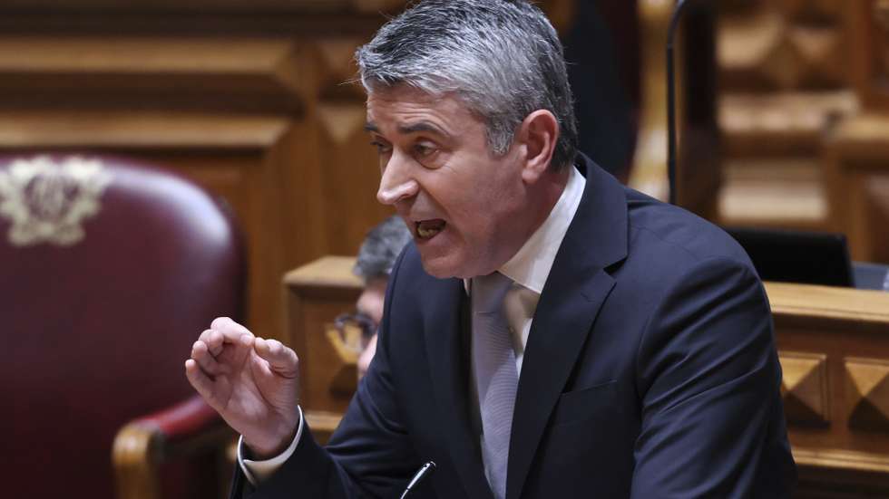 O  secretário-geral do Partido Socialista (PS), José Luís Carneiro, intervém na sessão plenária com a presença do primeiro-ministro, Luís Montenegro (ausente da fotografia), na Assembleia da República, em Lisboa, 15 de abril de 2026. ANTÓNIO COTRIM/LUSA