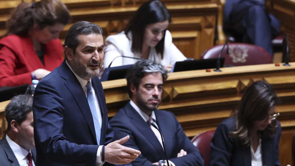 o líder parlamentar do Partido Social Democrata (PSD), Hugo Soares, intervém na sessão plenária com a presença do primeiro-ministro, Luís Montenegro (ausente da fotografia), na Assembleia da República, em Lisboa, 15 de abril de 2026. ANTÓNIO COTRIM/LUSA