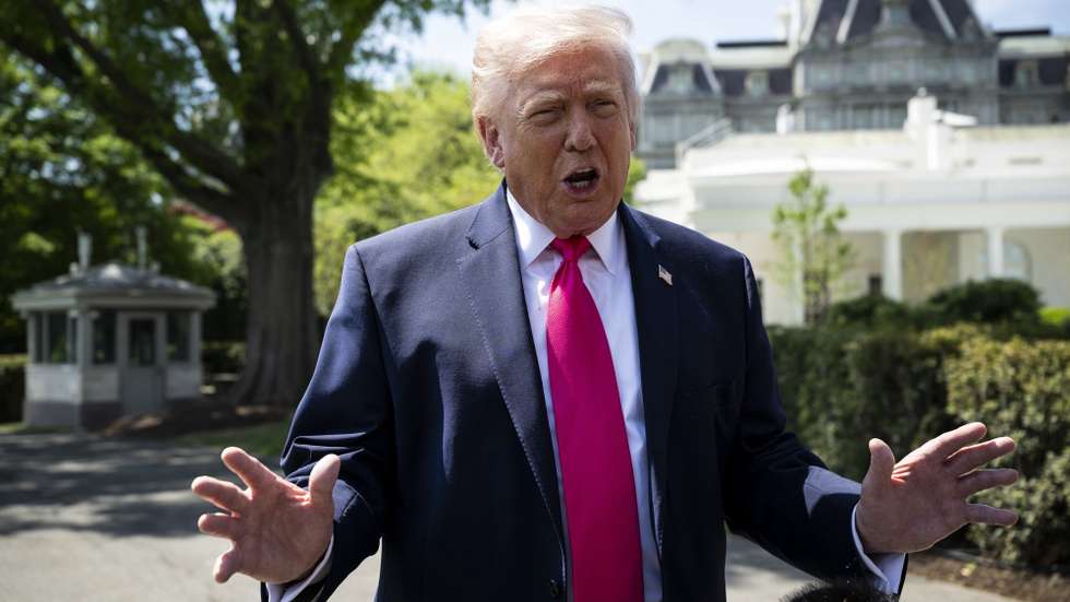 epa12894738 US President Donald Trump speaks to members of the media on the South Lawn of the White House before departing on Marine One, in Washington, DC, USA, 16 April 2026. President Trump is traveling to Las Vegas, Nevada, for an event highlighting Republican tax policies after the 15 April tax deadline.  EPA/GRAEME SLOAN / POOL