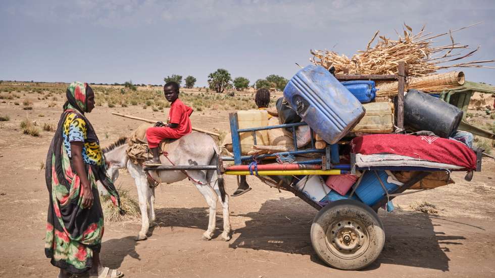 epa11898832 A Sudanese family newly arrived in South Sudan carrying all their belongings, in Gerbana, a village 22km from the Sudanese border, South Sudan, 13 February 2025 (issued on 15 February 2025). About 110,000 people have arrived in Renk County since December 2024, according to MSF, with 70,000 living in informal settlements such as Gerbana and Atham. There are 975,079 Sudanese refugees in South Sudan, according to UNHCR.  EPA/DIEGO MENJIBAR