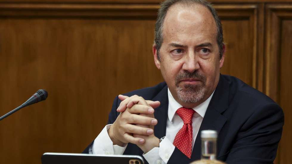 O governador do Banco de Portugal, Álvaro Santos Pereira, fala perante a Comissão de Orçamento, Finanças e Administração Pública na Assembleia da República, em Lisboa, 01 de abril de 2026. TIAGO PETINGA/LUSA