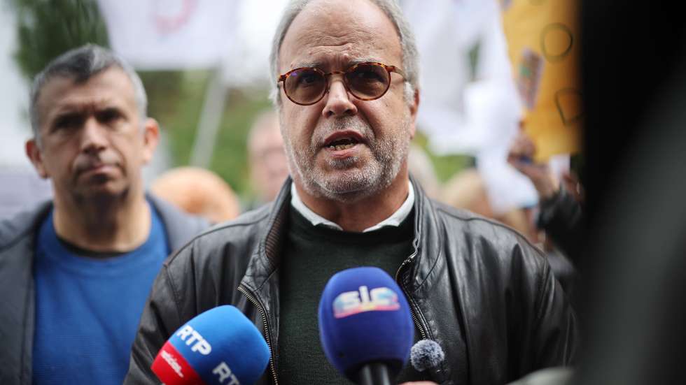 O coordenador do Bloco de Esquerda (BE), José Manuel Pureza, fala com a comunicação social à margem da concentração de trabalhadores da Lucena, junto ao Instituto Politécnico do Porto, 14 de Abril de 2026. ESTELA SILVA/LUSA