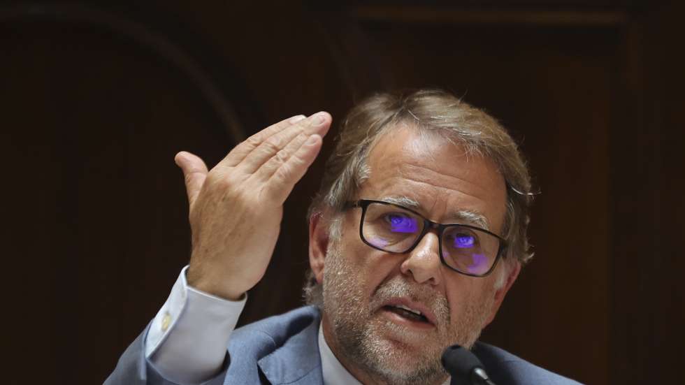O ministro da Administração Interna, Luis Neves, intervém durante a sua audição na Comissão de Assuntos Constitucionais, Direitos, Liberdades e Garantias, na Assembleia da República, em Lisboa, 21 de abril de 2026. MANUEL DE ALMEIDA/LUSA