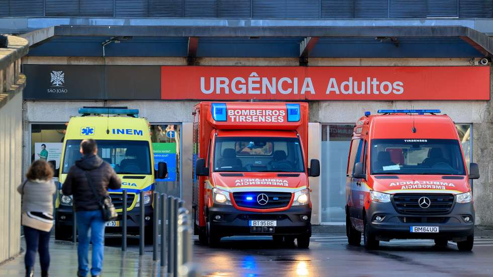 Entrada das Urgências do Hospital de São João no Porto, 2 de dezembro de 2025. O Presidente da República, Marcelo Rebelo de Sousa, operado na segunda-feira a uma hérnia encarcerada, passou bem a noite e poderá ter alta na quarta-feira, se tudo estiver a correr bem, segundo a presidente do Hospital de São João. JOSÉ COELHO/LUSA