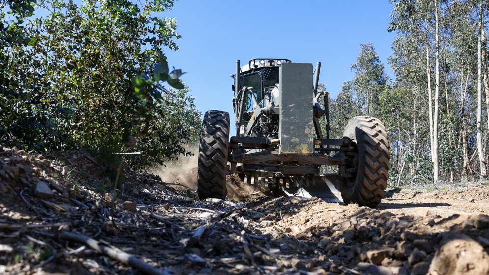 Elementos do Regimento de Engenharia de Espinho do exército, ajudam no trabalho de limpeza e de desobstrução de caminhos e estradas que se encontram obstrídas e impedidas com árvore caídas durante o mau tempo, em Figueiró dos Vinhos, 22 de abril de 2026. Os municípios de Figueiró dos Vinhos e Pedrógão Grande, no norte do distrito de Leiria, dois dos mais afetados pela depressão Kristin, mantêm equipas permanentes na desobstrução das estradas florestais, a dois meses da fase crítica de incêndios. (ACOMPANHA TEXTO DA LUSA DO DIA 24 DE ABRIL DE 2026). PAULO NOVAIS/LUSA