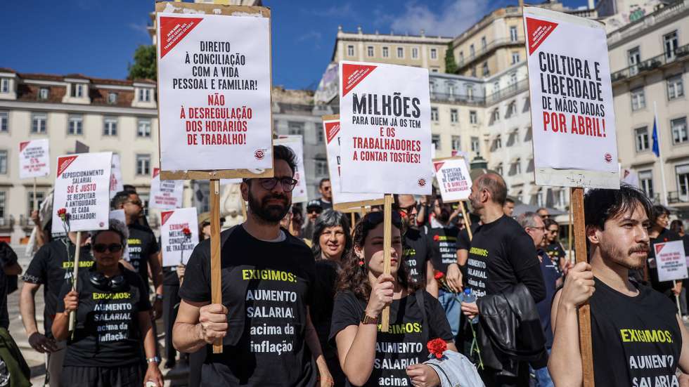 Trabalhadores da Empresa de Gestão de Equipamentos e Animação Cultural, E.M. (EGEAC) Lisboa Cultura manifestam-se, durante greve e concentração convocada pelo Sindicato dos Trabalhadores do Município de Lisboa (STML), na praça do Município, em Lisboa, 24 de abril de 2026. Em causa está um aumento salarial de 15%, com um mínimo de 150 euros por trabalhador, e a resolução de situações ao nível de reclassificações dos trabalhadores, reposicionamentos salariais, condições e horários de trabalho, formação profissional e medicina do trabalho. MIGUEL A. LOPES/LUSA