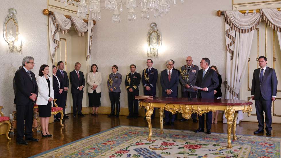 O Presidente da República, António José Seguro (2-D), ladeado pelo presidente da Assembleia da República, José Pedro Aguiar-Branco (4-D) e pelo ministro Adjunto e da Reforma do Estado, Gonçalo Matias (D), durante Posse dos Representantes da República para as Regiões Autónomas dos Açores e da Madeira, no Palácio de Belém, em Lisboa, 24 de abril de 2026. MANUEL DE ALMEIDA/LUSA