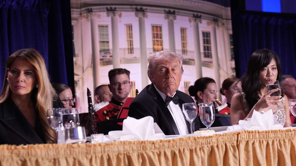 epa12914333 US President Donald Trump (C) and First Lady Melania Trump (L) participate in the White House Correspondents' Association Dinner in Washington, DC, USA, 25 April 2026.  EPA/Yuri Gripas / POOL