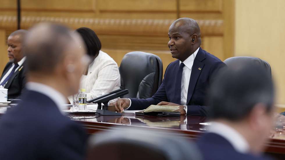 epa12904124 Mozambique's President Daniel Chapo attends a meeting with China's President Xi Jinping (not pictured) at the Great Hall of the People in Beijing China, 21 April 2026.  EPA/HARUNA FURUHASHI / POOL