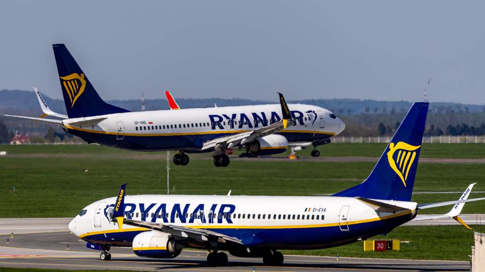 epa12909204 A Ryanair Boeing 737-8AS airplane waits for takeoff on the tarmac as a Ryanair Boeing 737-8AS airplane lands at Vaclav Havel Airport in Prague, Czech Republic, 23 April 2026. Global airlines face surging jet fuel costs amid escalating tensions in the Middle East. The volatile situation is tightening supply and pushing kerosene (Jet A-1) prices to record levels.  EPA/MARTIN DIVISEK