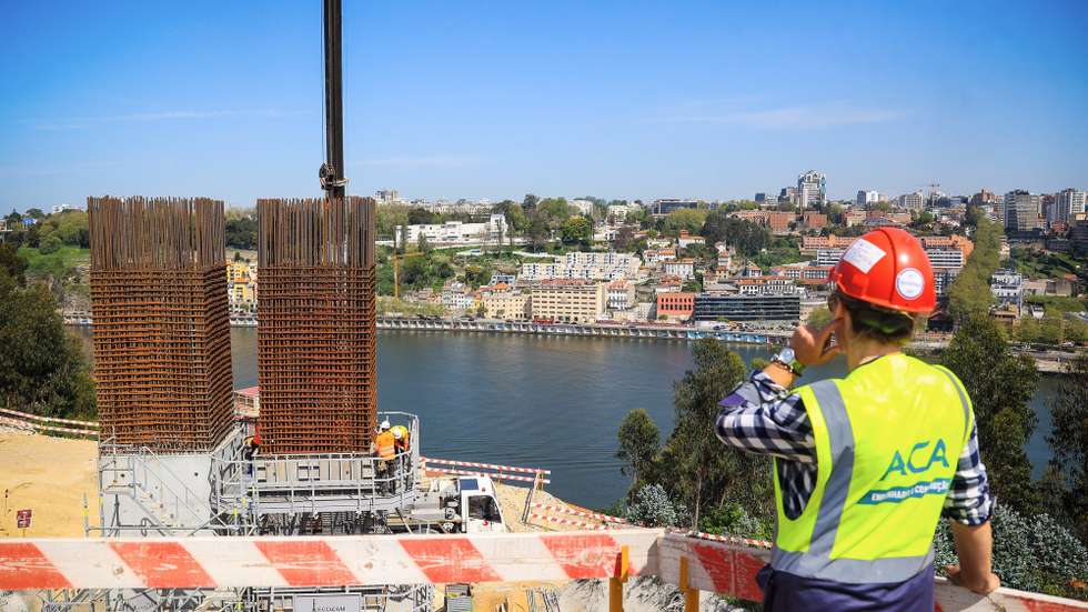 Vista do estaleiro de obra da construção da linha Rubi do Metro do Porto, na rotunda Engenheiro Edgar Cardoso, na zona da Arrábida, Vila Nova de Gaia, 10 de abril de 2025. (ACOMPANHA TEXTO DA LUSA DO DIA 13 DE ABRIL DE 2025). JOSÉ COELHO/LUSA