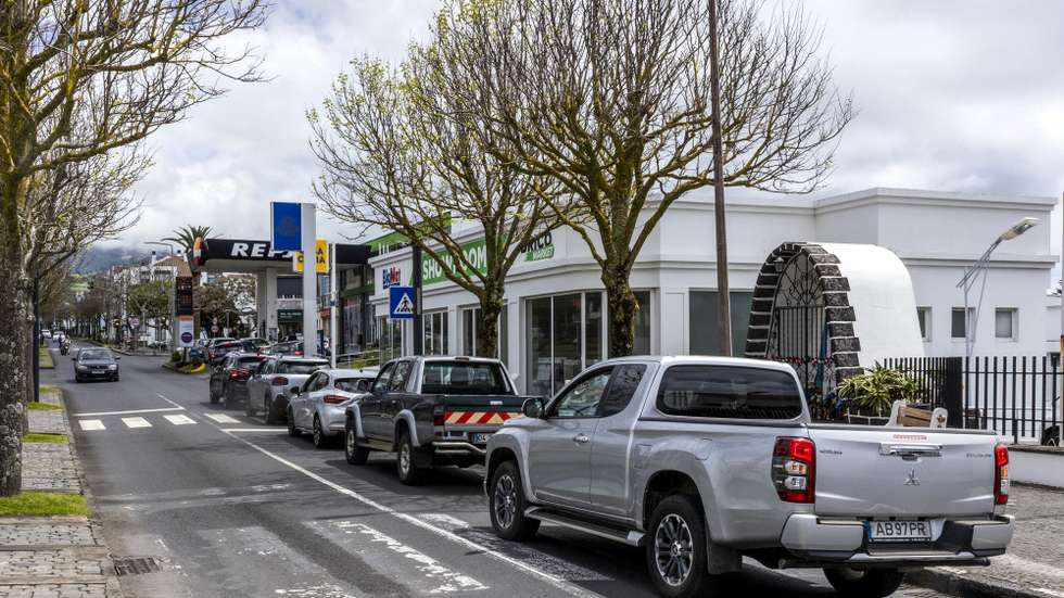 Fila de veículos para abastecerem devido ao aumento dos combustíveis a partir de sexta-feira onde a gasolina sem chumbo I.O. 95 octanas passa a custar 1,921 euros por litro e o gasóleo rodoviário 2,004 euros por litro, Ponta Delgada, Açores, 30 de abril de 2026. Desde fevereiro, com este novo aumento, o preço da gasolina nos Açores sobe 32,3 cêntimos por litro, o preço do gasóleo 53 cêntimos por litro e o preço do gás butano 52,2 cêntimos por quilo. EDUARDO COSTA/LUSA