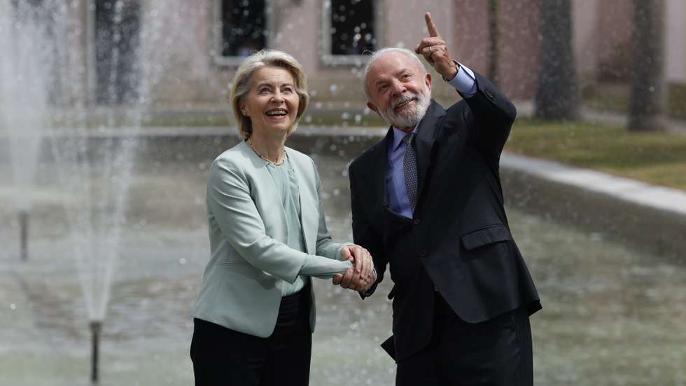 epaselect epa12653994 Brazilian President Luiz Inacio Lula da Silva (R) greets the European Commission President Ursula von der Leyen (L) at the Itamaraty Palace in Rio de Janeiro, Brazil, 16 January 2026. Lula received von der Leyen the day before the signing of the trade agreement, where they discussed international issues.  EPA/Antonio Lacerda