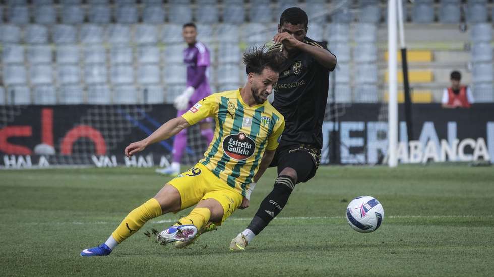 O jogador do Casa Pia Iyad Mohamed (D), disputa o jogador do Tondela Hugo Félix, durante o jogo da I Liga de futebol, 32.ª jornada, disputado no Estádio Municipal de Rio Maior, 03 de maio de 2026. CARLOS BARROSO/LUSA